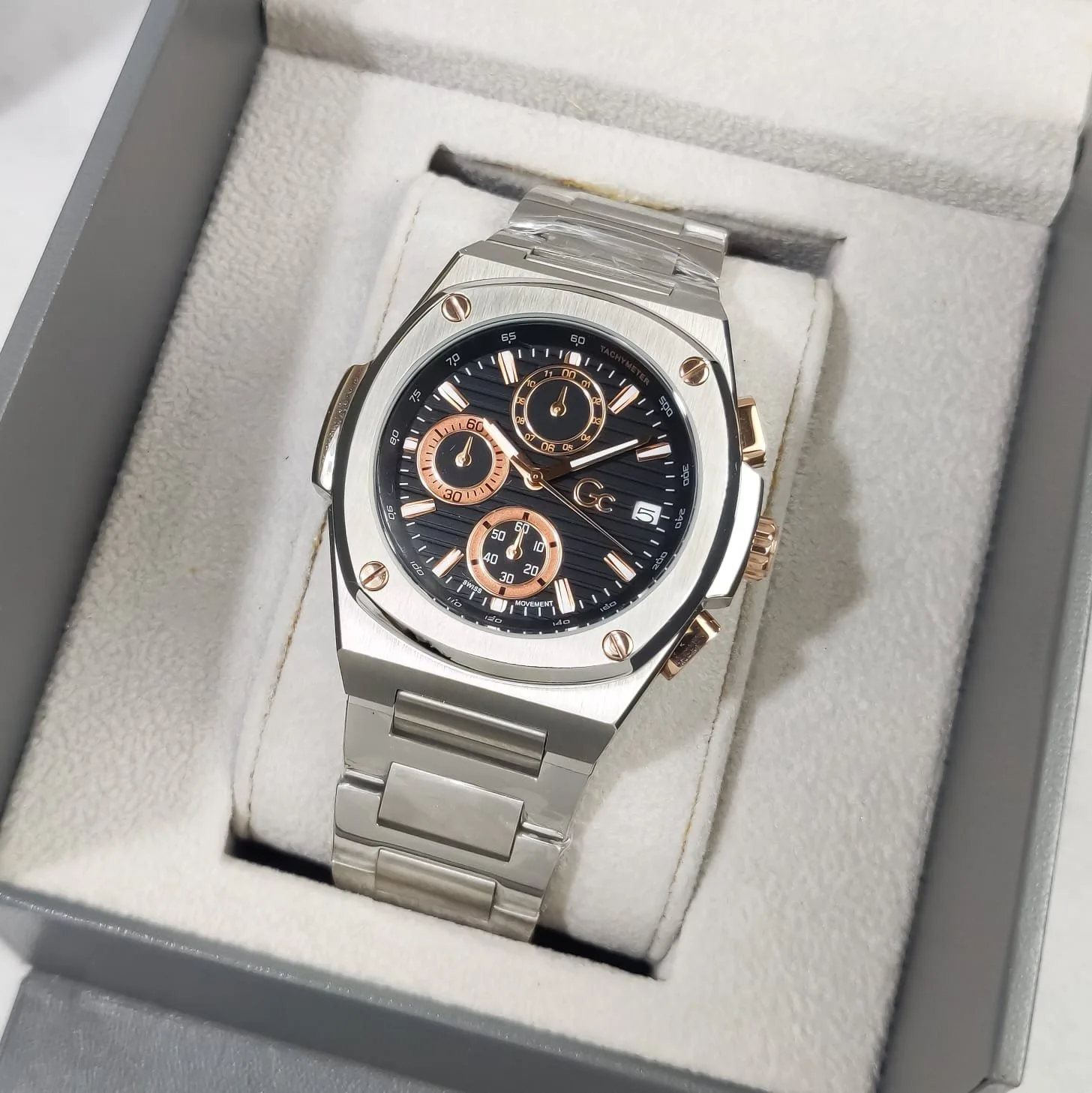Guess Coussine Shape Chronograph Y99001G2MF